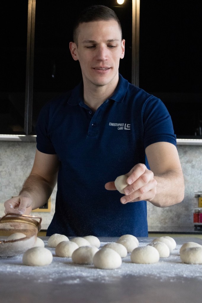 Christopher Lang beim Backen